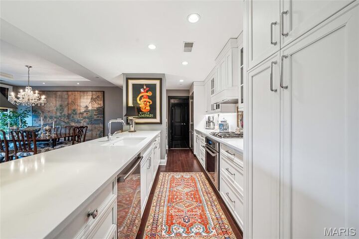 Property Photo:  232 N Kingshighway Boulevard 906  MO 63108 