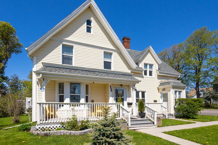 Property Photo:  250-252 Central Street  PE C1N 3M4 