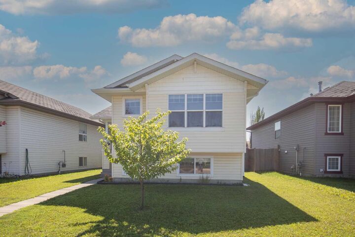 Property Photo: 256 Kingston Drive AB T4P 0A7