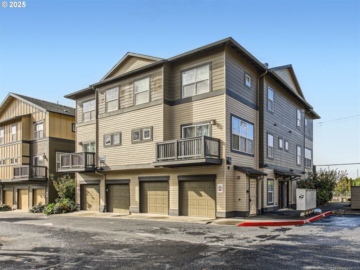 Property Photo: 1040 SW 170th Ave 201 OR 97003