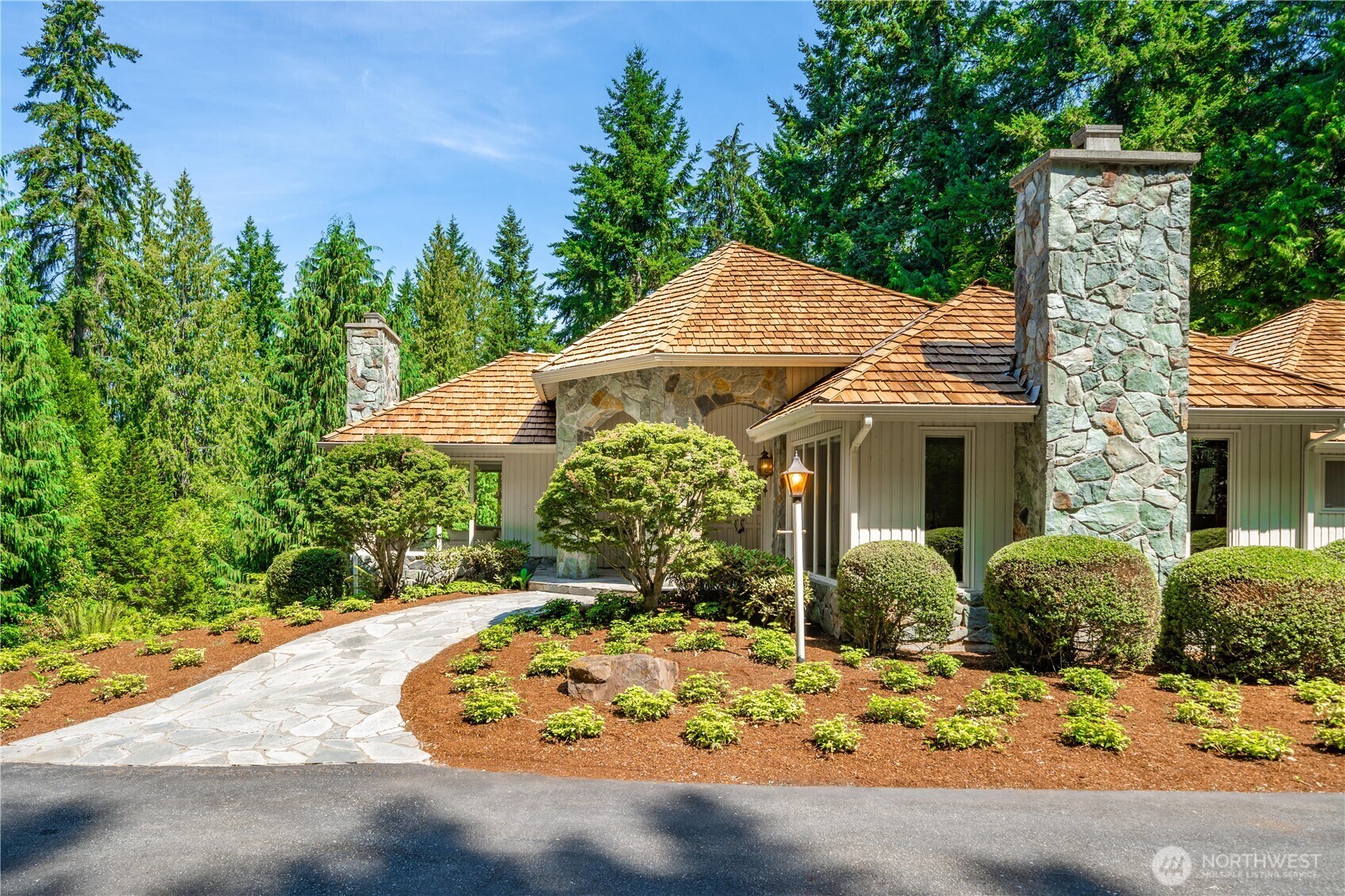 Property Photo:  18601 SE 64th Way  WA 98027 