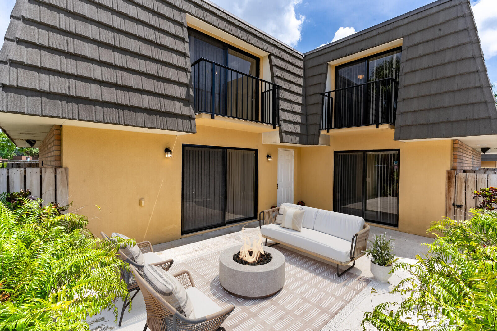 Property Photo:  622 6th Way D  FL 33407 