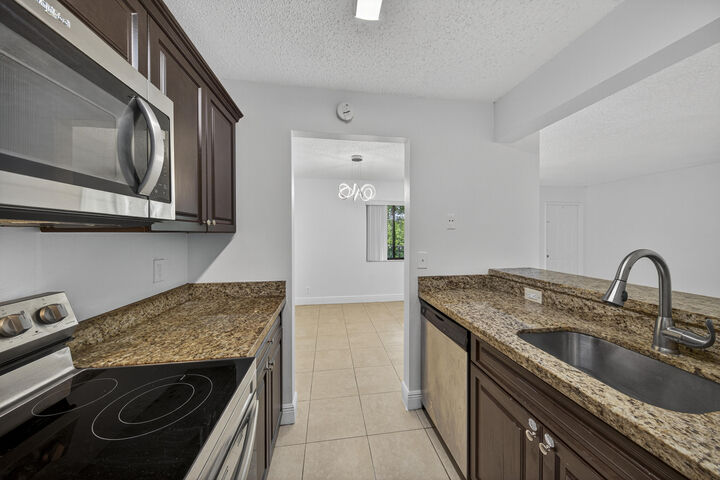 Property Photo: 913 Meadows Circle FL 33436