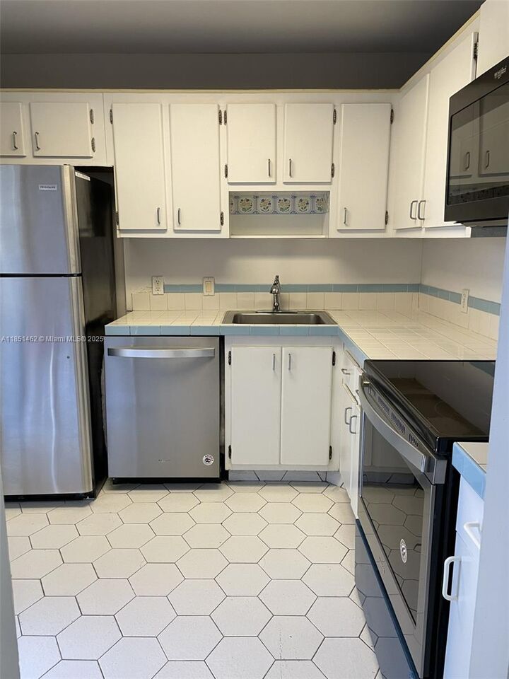 Property Photo: 3301 N Country Club Dr 309 FL 33180