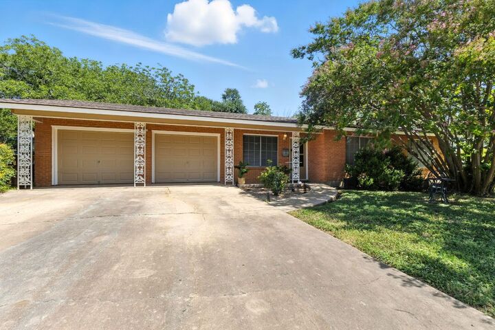 Property Photo: 606 E Liberty Avenue TX 78664