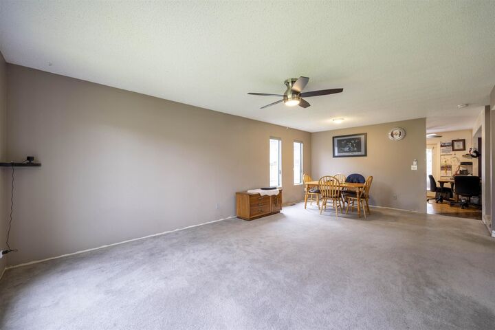 Photo de la propriété:  9742 149 Street  BC V3R 8C6 