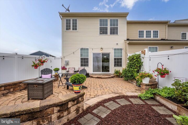 Property Photo: 727 Wye Oak Drive MD 21826