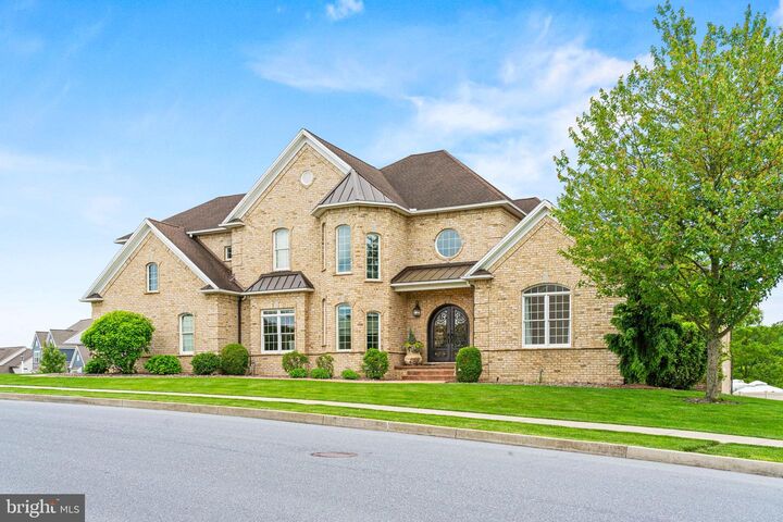 Property Photo: 740 Hampton Court PA 17112