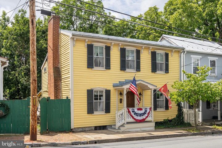 Property Photo: 125 E Clifford Street VA 22601