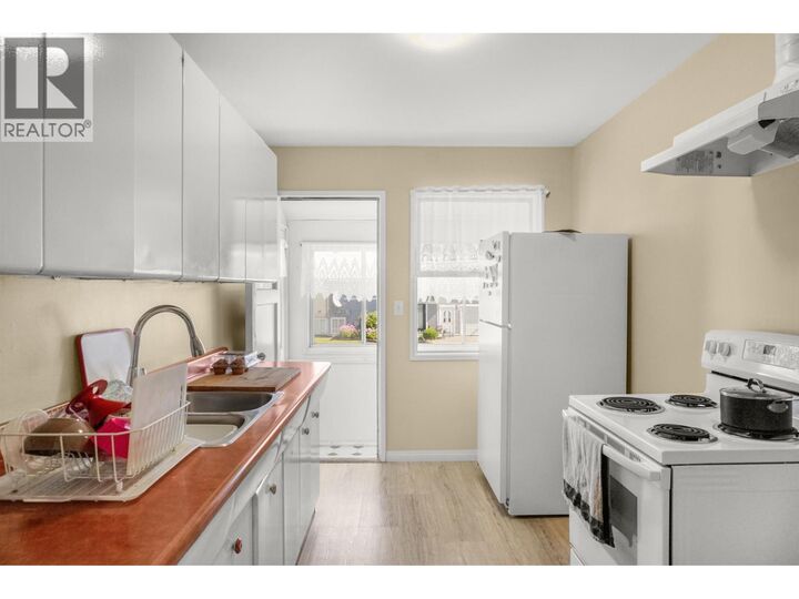 Property Photo:  13 Mallard Street  BC V8C 1N2 