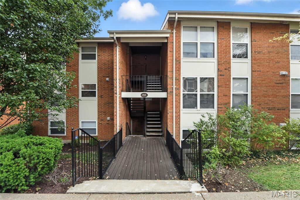 Property Photo:  1968 Greenglen Drive 102  MO 63122 