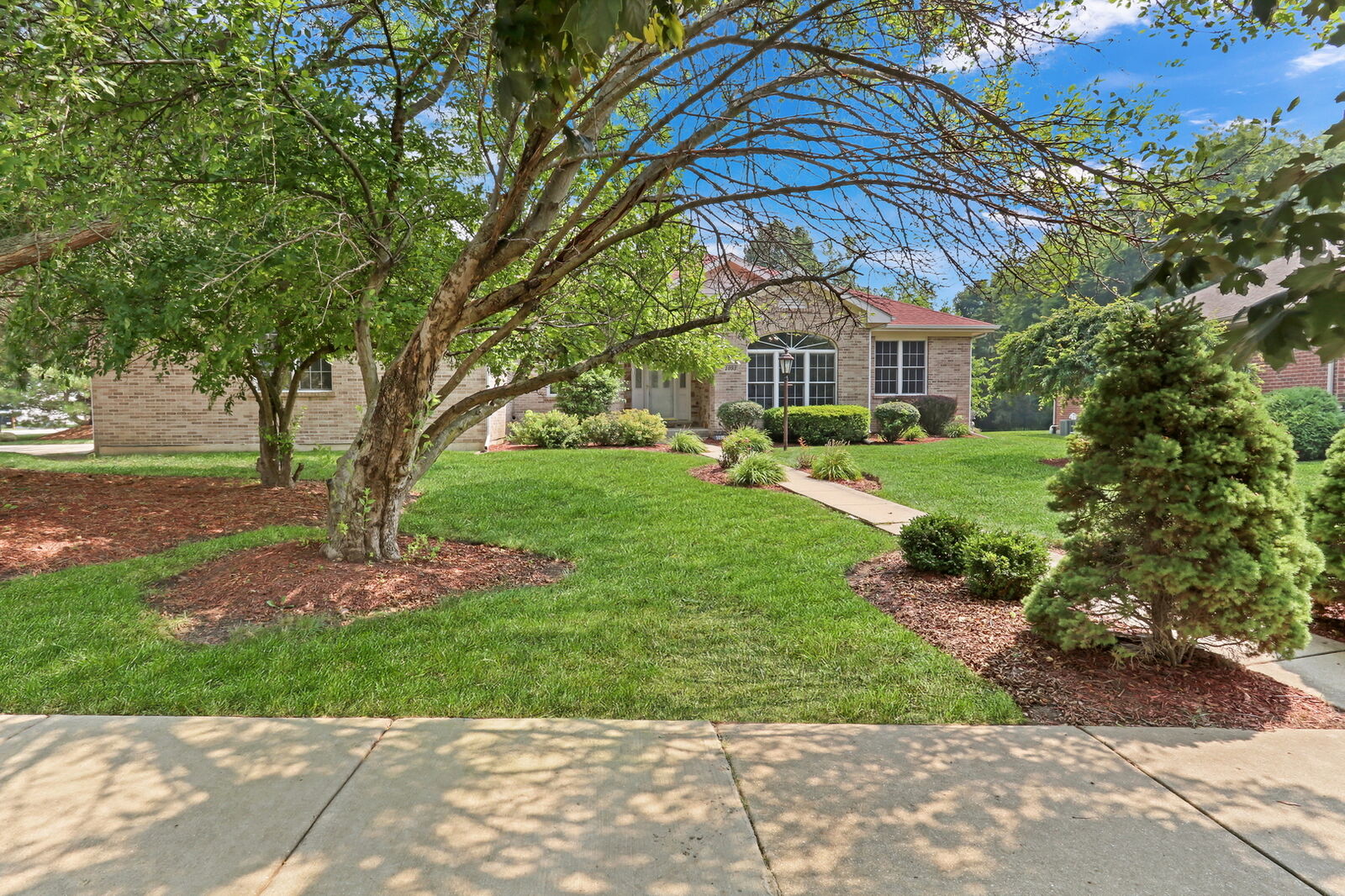 Property Photo:  1093 Suffolk Court  IL 60031 