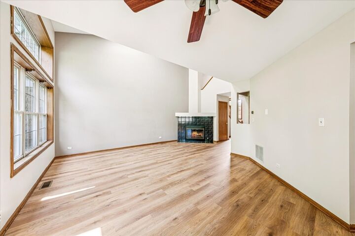 Property Photo: 1594 Brittania Way IL 60172