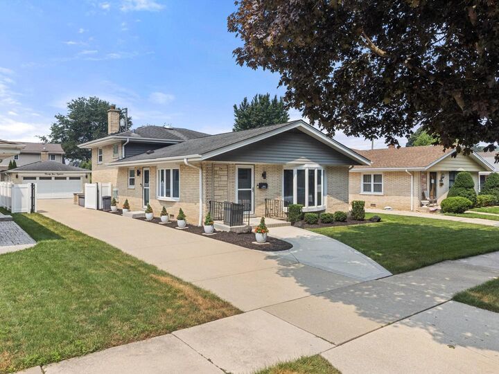 Property Photo: 2918 Sunnyside Avenue IL 60154