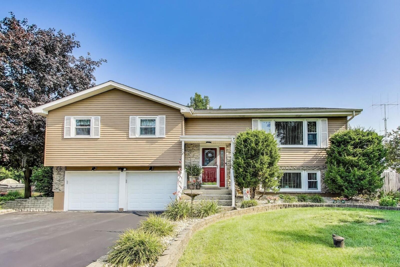 Property Photo:  935 Regent Street  IL 60451 
