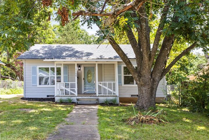 Property Photo: 1108 W Hanna Street TX 75020