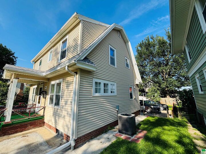 Property Photo:  1922 Douglas St  IA 51104 