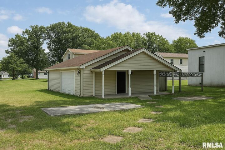 506 S 4th Street  Elkville IL 62932 photo