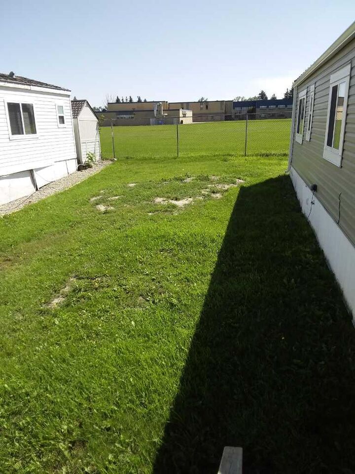 Property Photo:  129 Sunset Way NE  AB T1V 1J4