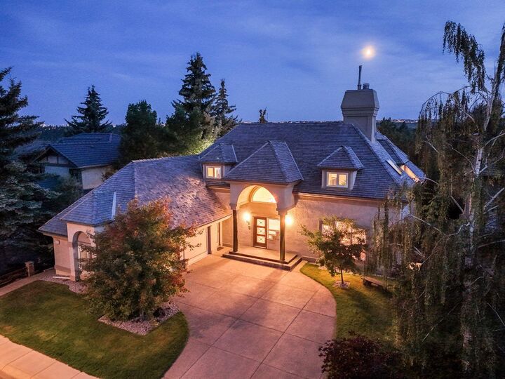 42 Woodhaven Crescent SW  Calgary AB T2W 5S3 photo