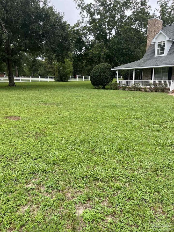 Property Photo: 3135 Hwy 196 FL 32533