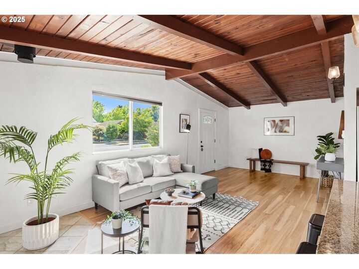 Property Photo: 9025 N Clarendon Ave OR 97203