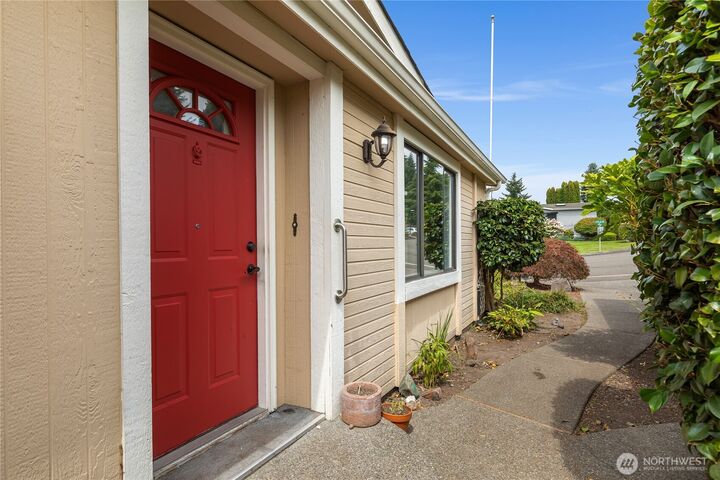 Property Photo: 818 243rd St SW WA 98021
