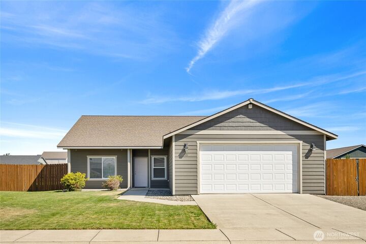 Property Photo:  101 E Kristen Avenue  WA 98926 