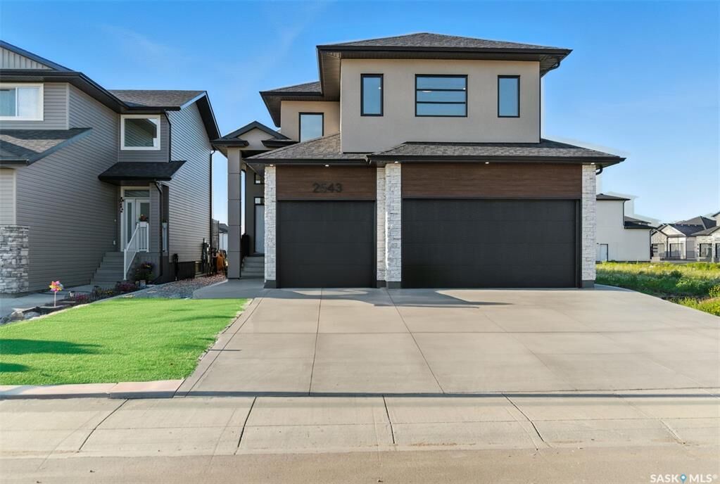 Property Photo: 2543 Rosewood Drive SK S7V 0L8