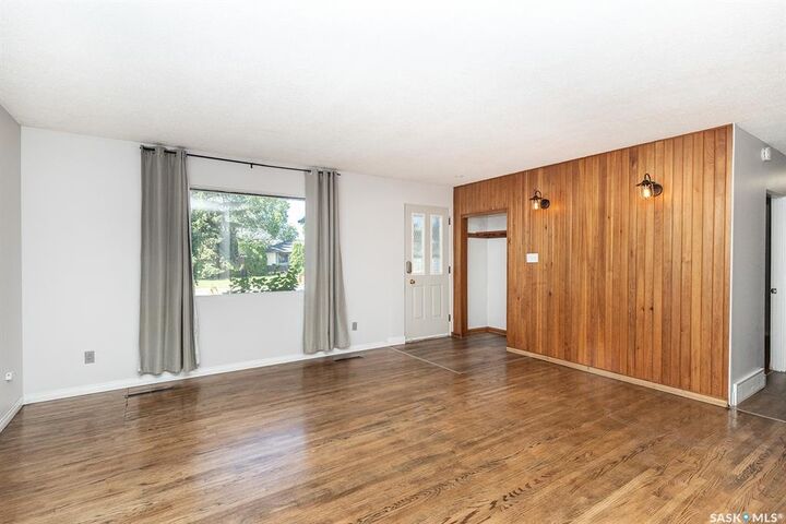 Property Photo: 2815 McConnell Avenue SK S7J 0W4