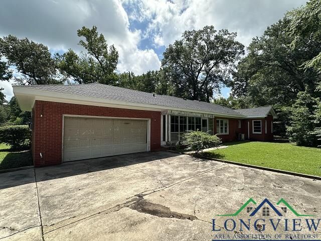 Property Photo: 2409 S Martin St TX 75662