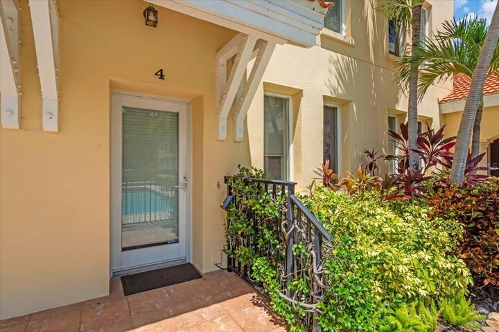 Property Photo:  1685 Laurel Street 4  FL 34236 