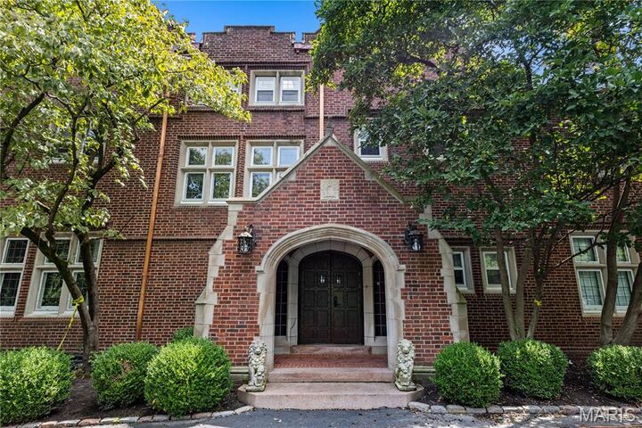 Property Photo:  3 Brentmoor Park  MO 63105 