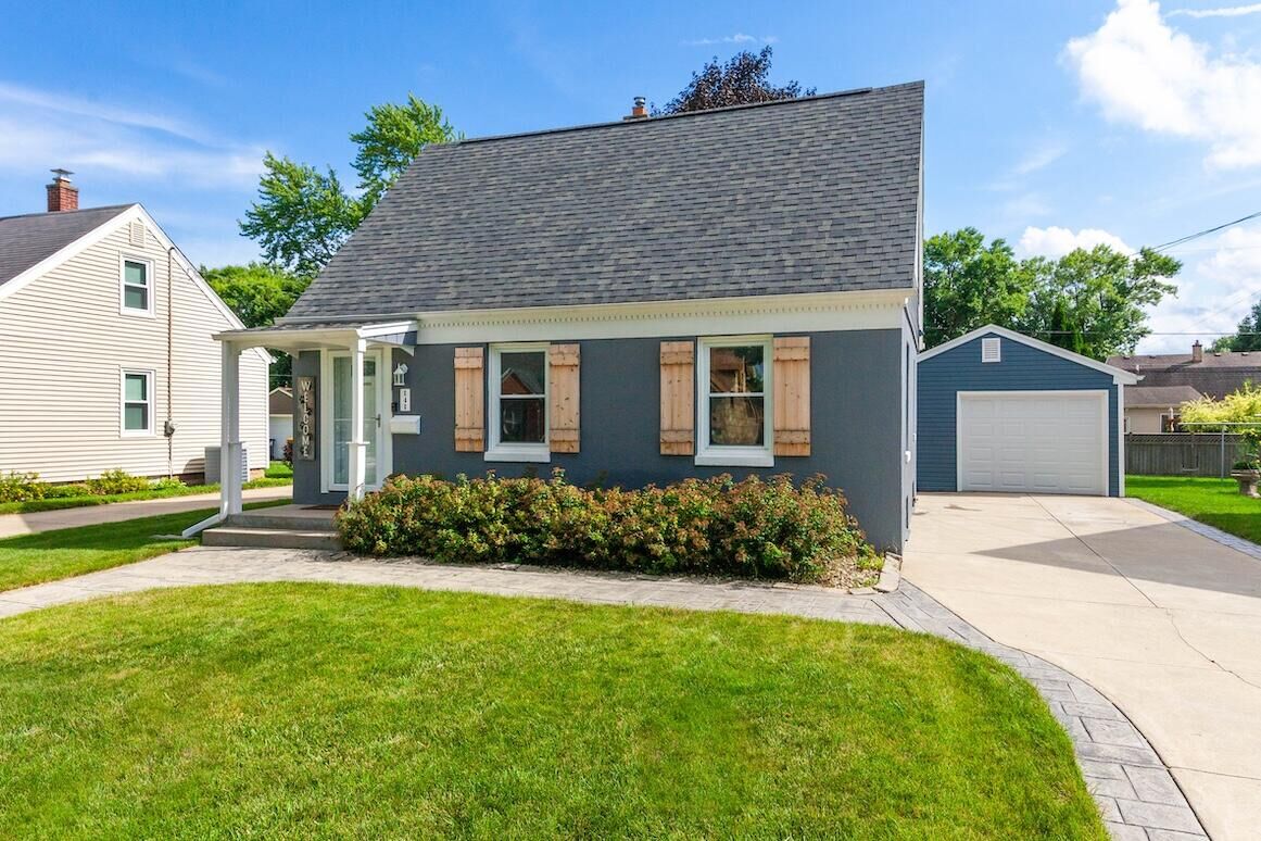 Property Photo: 141 W Roberta Ave WI 53186