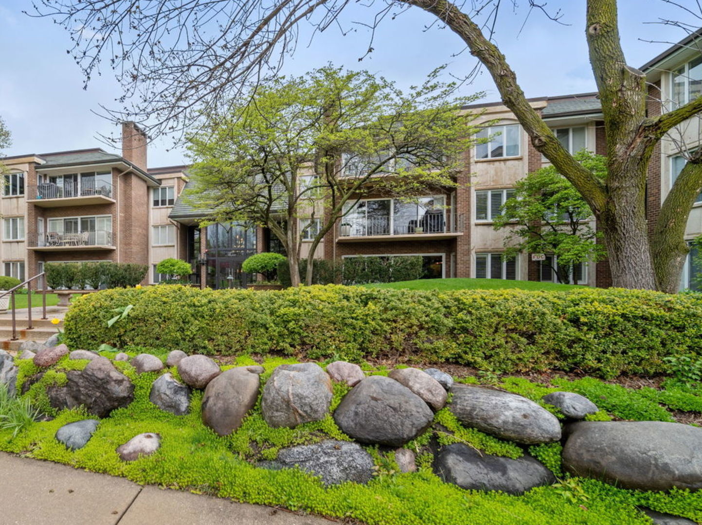 Property Photo: 3 Oak Brook Club Drive E305 IL 60523