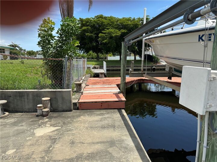 Property Photo:  5146 Glade Court  FL 33904 