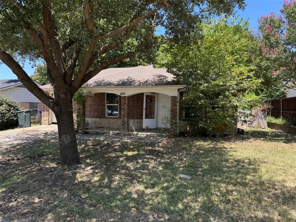 Property Photo: 825 E Ridgewood Drive TX 75041