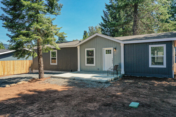 Property Photo:  855 Redwood Avenue  OR 97522 