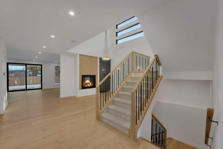 Photo de la propriété:  3511 34 Avenue SW  AB T3E 0Z6 