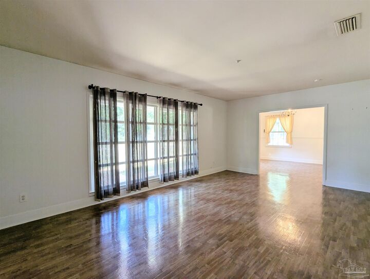 Property Photo: 2 Manor Dr FL 32507
