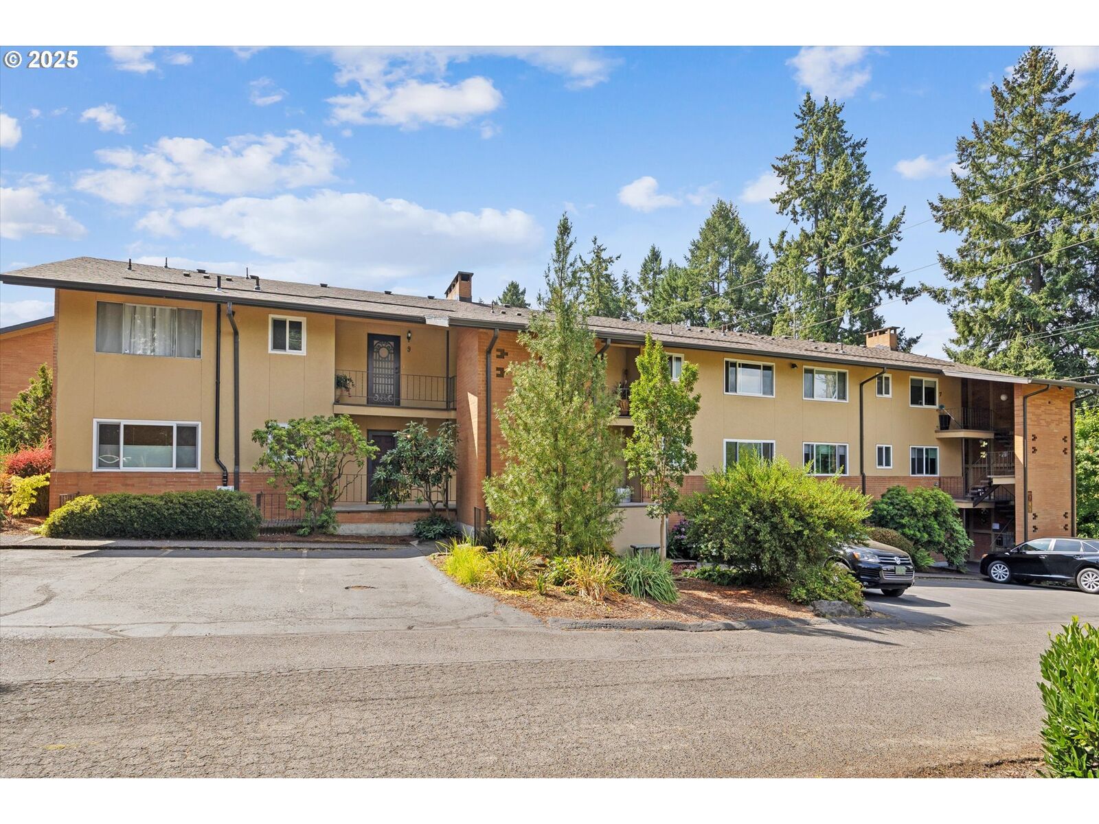 Property Photo:  1400 SE Lava Dr 6  OR 97222 