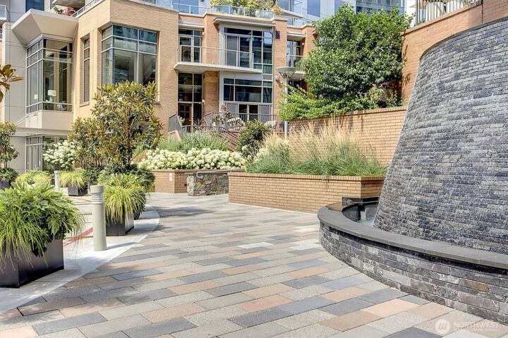 Property Photo: 10610 NE 9th Place 1404 WA 98004