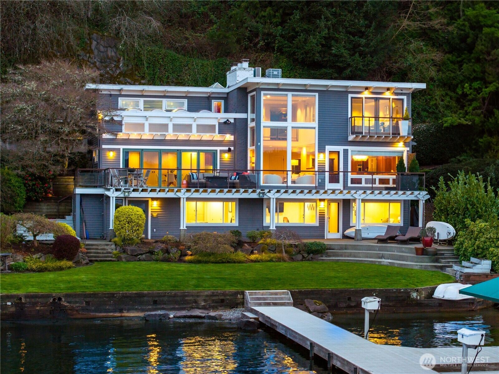 Property Photo:  842 W Lake Sammamish Parkway SE  WA 98008 