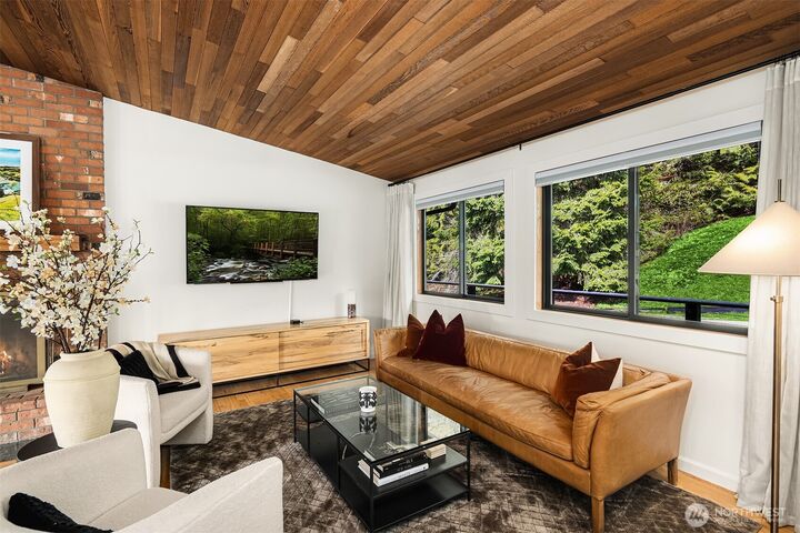 Property Photo:  6701  277th Way SE  WA 98027 