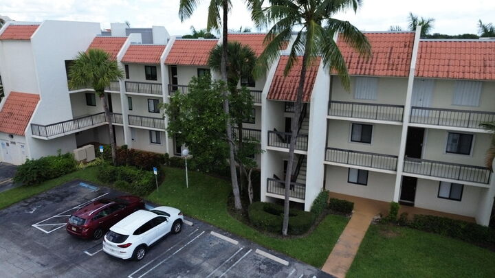 Property Photo:  2550 Presidential 106 Way 106  FL 33401 