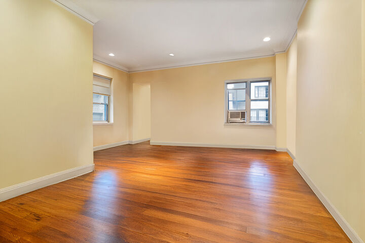 Property Photo:  59 E 72nd Street 4C  NY 10021 