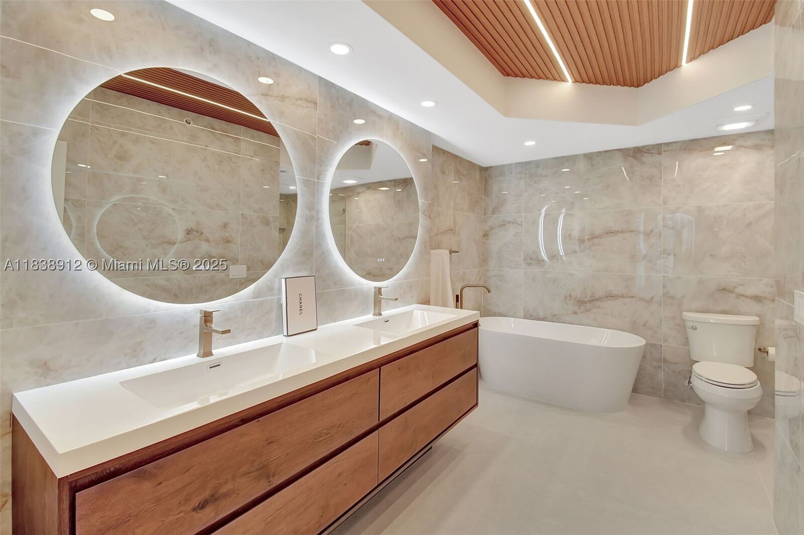 Property Photo: 3370 Hidden Bay Dr 812 FL 33180