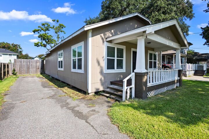 Property Photo: 1410 Dallas Street TX 77651