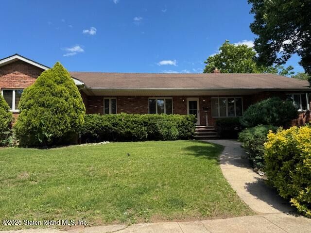 Property Photo:  81 Sprague Avenue  NY 10307 