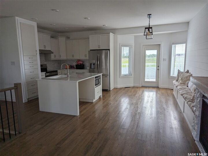 Property Photo:  804 1st Avenue N  SK S0K 4S2 